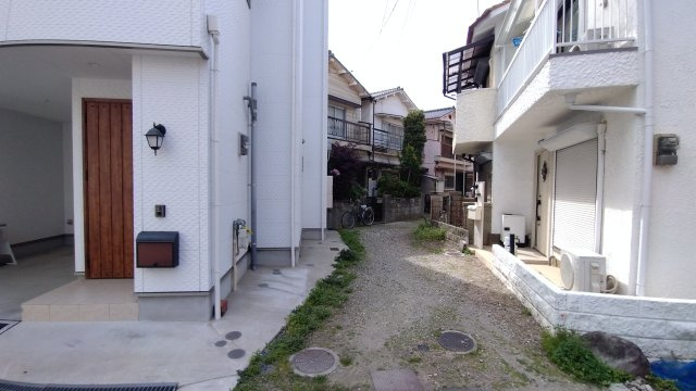 尼崎市杭瀬北新町　中古戸建の前面道路含む現地写真