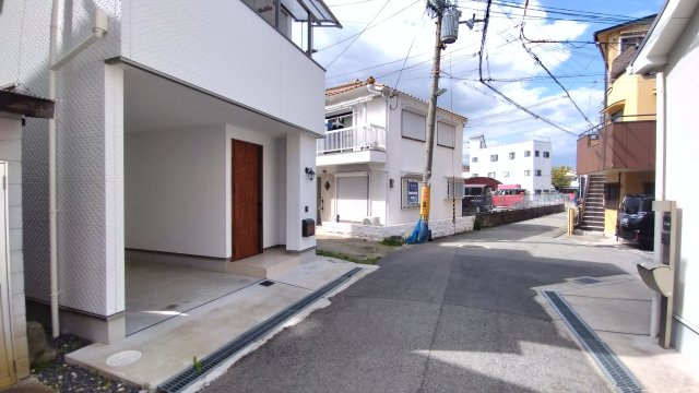 尼崎市杭瀬北新町　中古戸建の前面道路含む現地写真