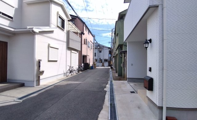 尼崎市杭瀬北新町　中古戸建の前面道路含む現地写真
