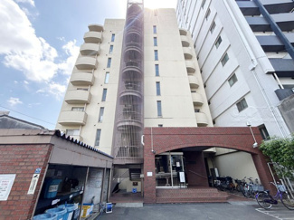 【外観】 | 私たち不動産業スタッフは、よく「いい面構えの建物です」「雰囲気ありますねえ」という言葉を使いますが、当マンションもまさにそのような姿で佇んでいます。～即日のご見学可能～　お問合せはお気軽にどうぞ。