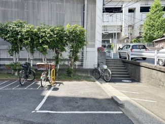 【駐車場】 | マンションの駐車場スペース。空きの有無や駐車料金、サイズ規定などについては、改めてお問い合わせください。～即日のご見学可能～　お問合せはお気軽にどうぞ。