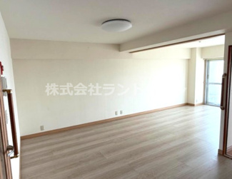 【居間・リビング】 | 新武蔵野スカイハイツ | 15帖以上のLDKは、家具や家電を置いても十分な広さです。