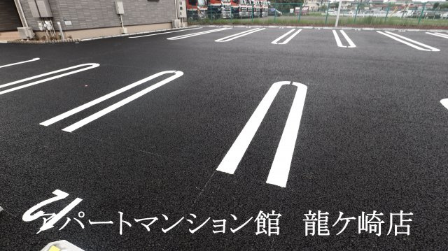 プルーム・ヴィレⅡの駐車場