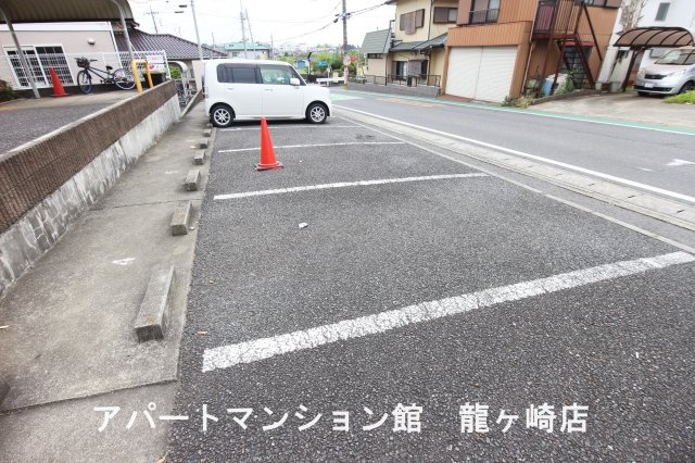 メゾン・コリーヌの駐車場