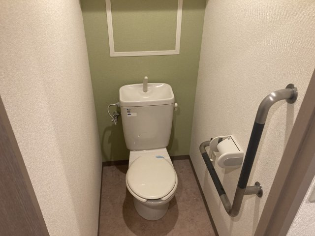 リアライズ東山のトイレ|トイレには手すりと上部に棚も完備