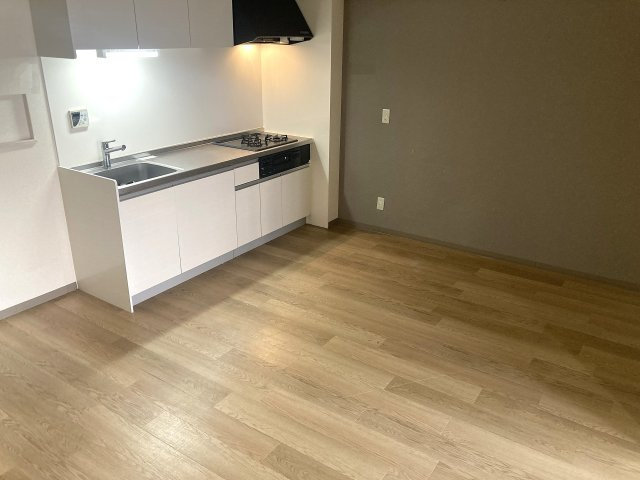 リアライズ東山の内装|日差し差し込む明るいリビングスペース
