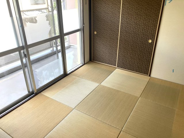 リアライズ東山の内装|ベランダに面した明るい和室