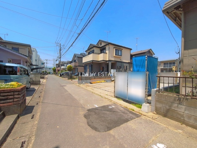草加市稲荷4丁目 新築分譲住宅 の前面道路含む現地写真