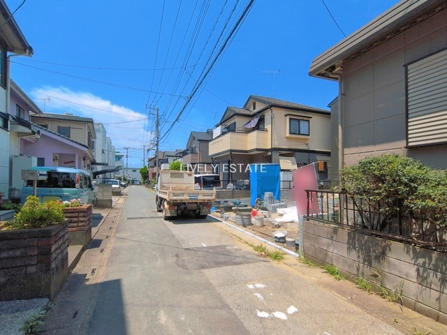 草加市稲荷4丁目 新築分譲住宅 の前面道路含む現地写真