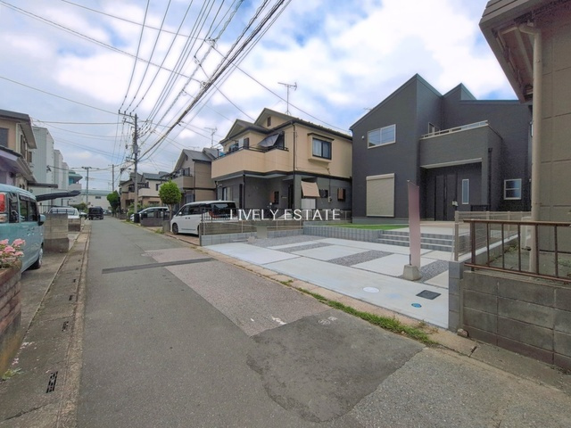 草加市稲荷4丁目 新築分譲住宅 の前面道路含む現地写真