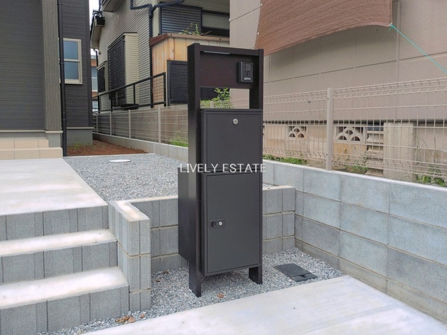 草加市稲荷4丁目 新築分譲住宅 の設備|インターホン機能・宅配BOX付き門柱