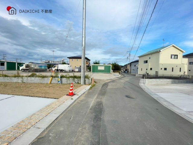 【前面道路含む現地写真】 | 鴻巣市下忍3期　GRAFAREDESIGN　新築戸建　全2棟　2号棟