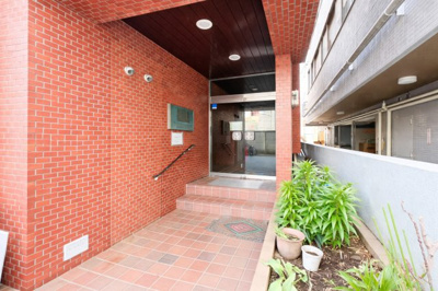 【エントランス】 | ライオンズマンション高砂第2　吉野町まで5分/南向きで陽当良好/買い物施設充実 | ◆住宅ローンのご相談や周辺環境のご案内も含め、ローンに詳しい、地元に詳しいスタッフがお出迎えさせていただきます。お気軽にご相談ください。
