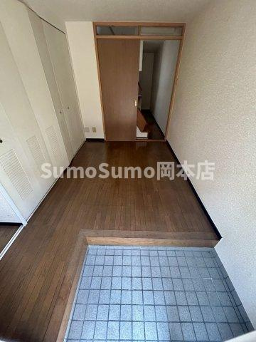 深江南町2丁目テラスハウス4号の玄関|明るい玄関です