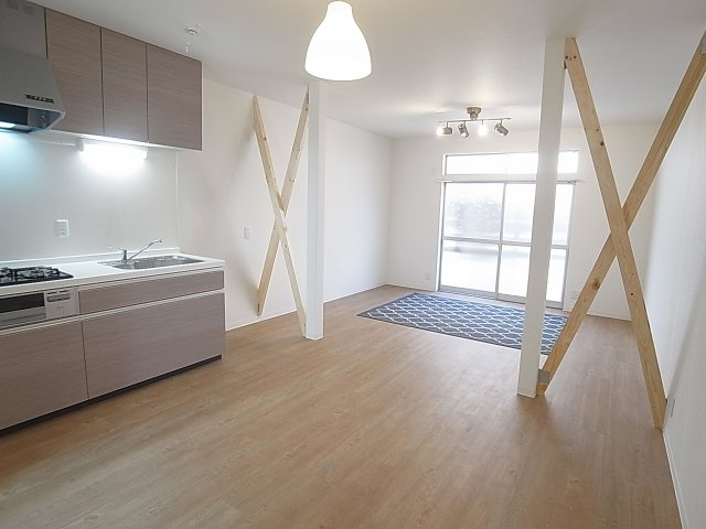 Maison de Mutsumiの居間・リビング|木の温かみを感じるナチュラルなリノベーション