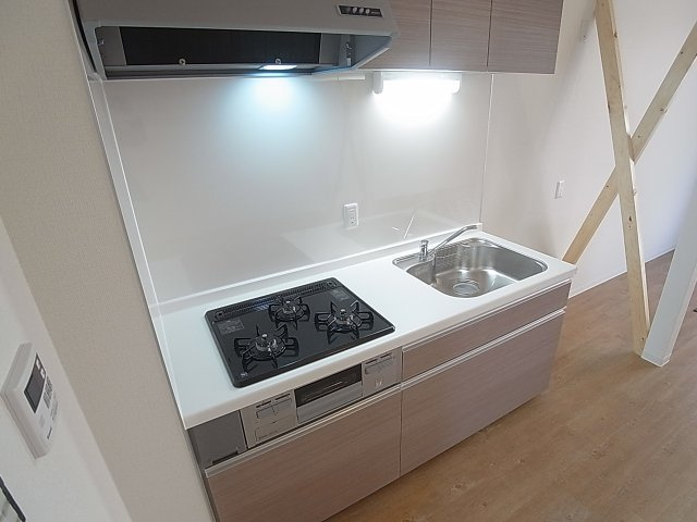 Maison de Mutsumiのキッチン|システムキッチンガス3口コンログリル付