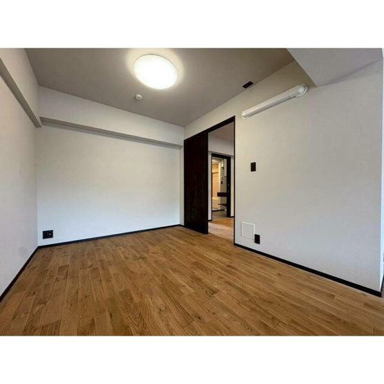 【洋室】 | アムール二日市 | 11.6帖あるお部屋はご家族構成に合わせて2部屋に分けることもできます