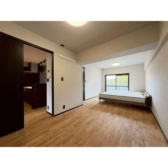 【洋室】 | アムール二日市 | 11.6帖あるお部屋はご家族構成に合わせて2部屋に分けることもできます