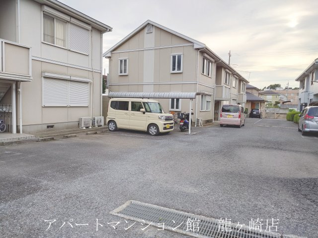 タウンヒル松葉A棟の駐車場
