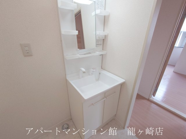 タウンヒル松葉A棟の独立洗面台|身支度に便利な独立洗面台♪