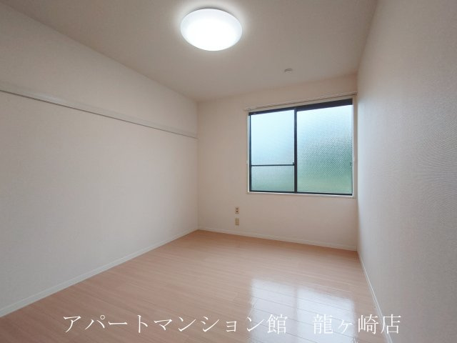 タウンヒル松葉A棟の寝室|フローリングで清潔な寝室♪