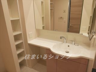 レジェンド口田南の洗面所|三面鏡付き大型シューズボックス