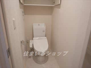 レジェンド口田南のトイレ|シャワートイレ・収納棚あり