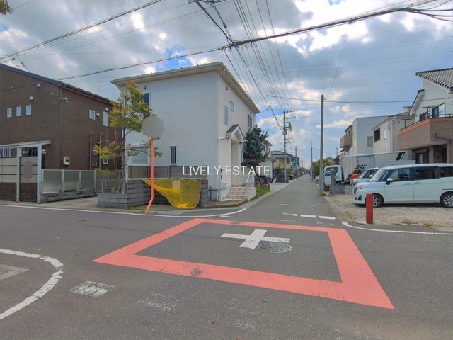 草加市青柳8丁目 中古建ての前面道路含む現地写真