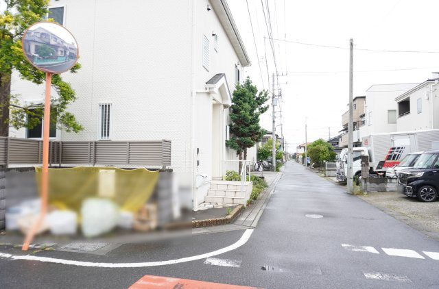 草加市青柳8丁目 中古建ての前面道路含む現地写真