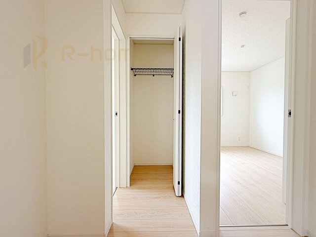 那珂市中台第2　新築戸建て　1号棟の収納|掃除用具などの収納に便利なホールクローゼット！家族で活用できる嬉しい収納スペース♪