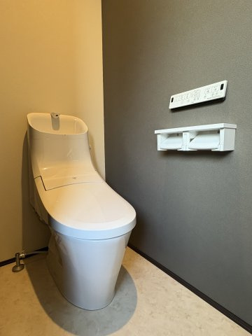 北九州市小倉北区 下富野４丁目　2階建 ３ＬＤＫのトイレ|温水洗浄便座付きのトイレです。汚れてもサッとひと拭きでお手入れ簡単。節水仕様でしっかり洗浄できます。環境にやさしく、しかも経済的です。