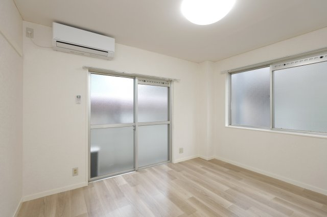 第2小山ハイツの洋室
