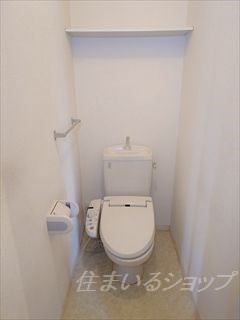 ベルデュール吉田　Ａ棟のトイレ|シャワートイレ・棚あり
