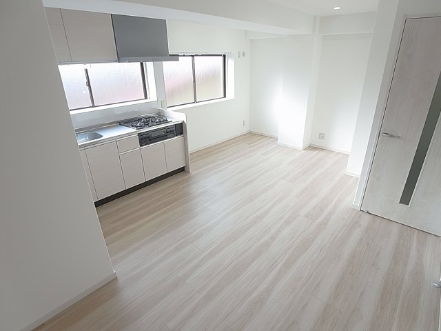 神戸市北区鈴蘭台東町２丁目の賃貸マンションの居間・リビング|日当たり、風通しも良好のリノベ済みリビング
