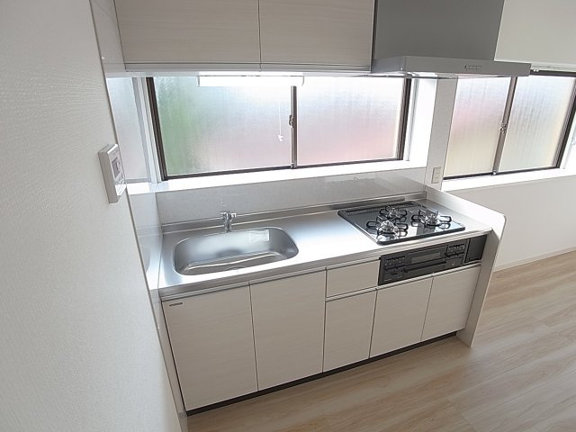 神戸市北区鈴蘭台東町２丁目の賃貸マンションのキッチン|システムキッチン、3口ガスコンログリル付き