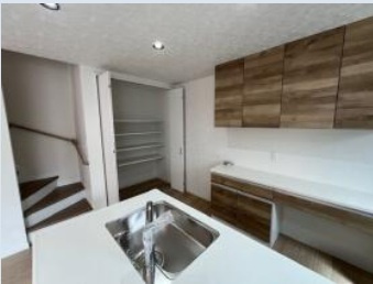 神楽町３丁目　新築戸建てのキッチン|キッチンにも収納たっぷりついてます