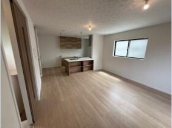 神楽町３丁目　新築戸建ての居間・リビング|明るくて広々としたリビング