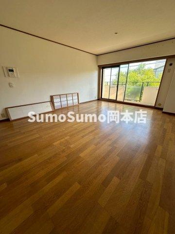 グランフォルム御影山手の居間・リビング|こちらの居間で趣味の時間をお楽しみください