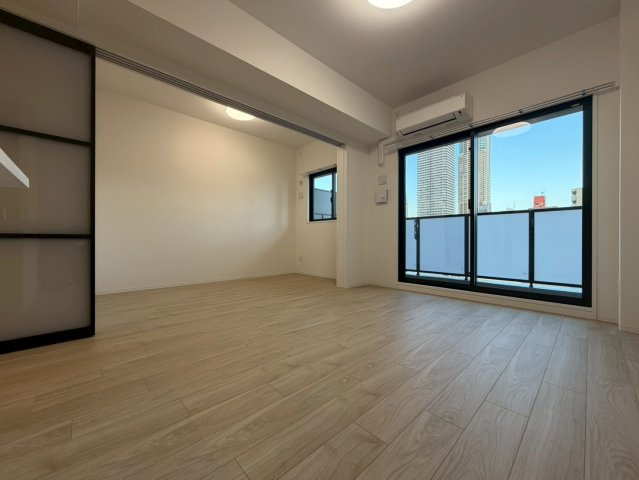 Louis Residence弁天町の居間・リビング