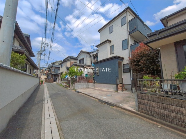 草加市新里町 中古戸建の前面道路含む現地写真