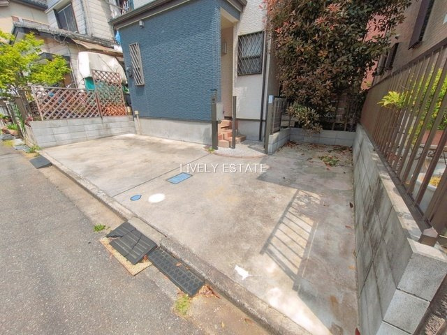草加市新里町 中古戸建の駐車場