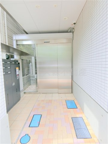 West F.Y.のエントランス|防犯カメラTVモニター付オートロック宅配BOXメールBOX