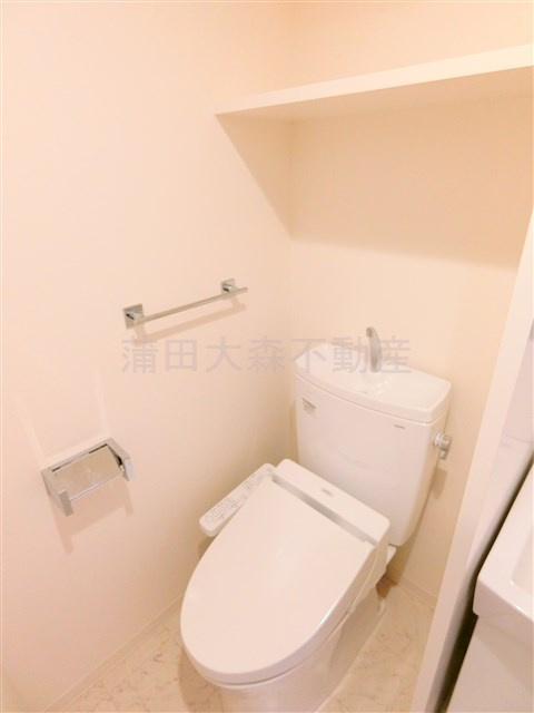 West F.Y.のトイレ|棚と温水洗浄便座付きのトイレ