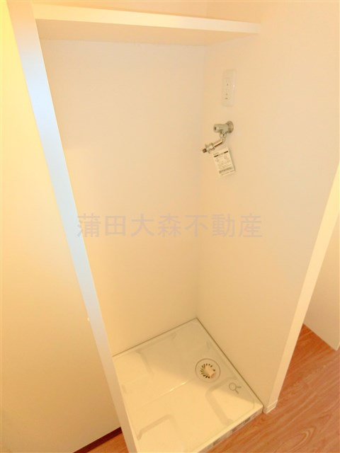 West F.Y.の設備|棚付きの洗濯機置き場