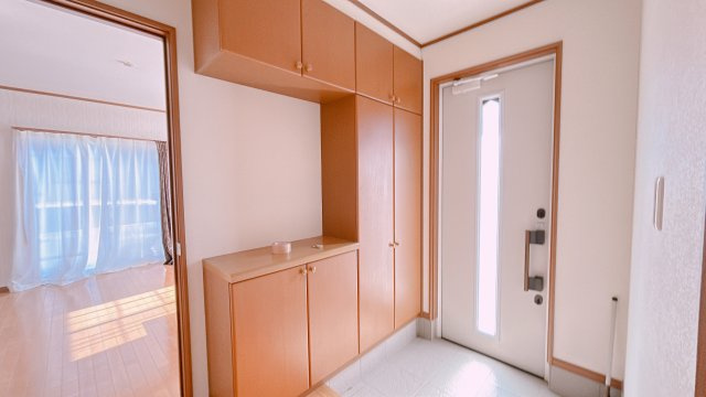 双葉郡楢葉町井出 中古住宅　陽当たり良好! 4LDK　不動産プラスの玄関|玄関内観です。鍵交換、動産処分、クリーニングを行います。「いってきます」「ただいま」繰り返す日々が家族の歴史になっていきますね。