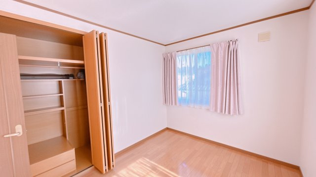 双葉郡楢葉町井出 中古住宅　陽当たり良好! 4LDK　不動産プラスの洋室|2階洋室です。動産処分とハウスクリーニングを行います。パーテーション付きの収納がありますのでお部屋を広く使うことが出来ますね。