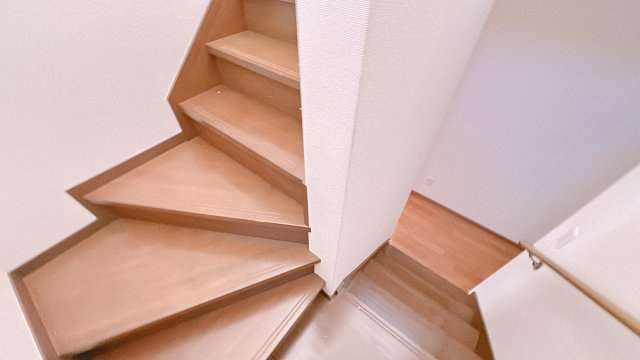 双葉郡楢葉町井出 中古住宅　陽当たり良好! 4LDK　不動産プラスのその他|階段の写真です。手すりもついておりますので小さなお子様からご高齢の方まで安心して上り下りできますね。