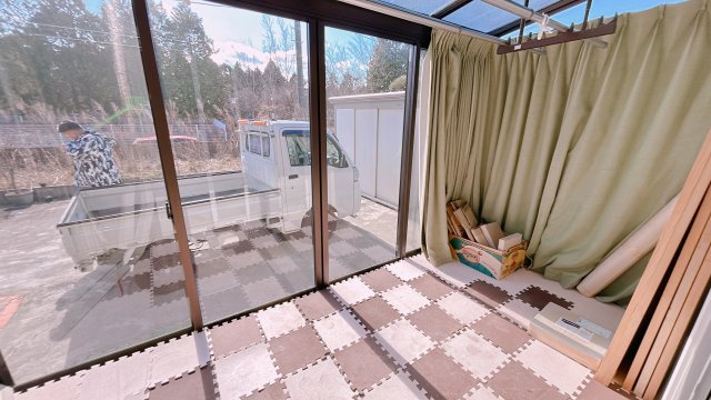 双葉郡楢葉町井出 中古住宅　陽当たり良好! 4LDK　不動産プラスの設備|南面のサンルーム内観です。1階の和室から入ることができます。冬でも光が差し込んで暖かな空間になります。雨の日の物干しに重宝しますね。夏には窓を開ければ涼しい風が部屋に流れ込みます。