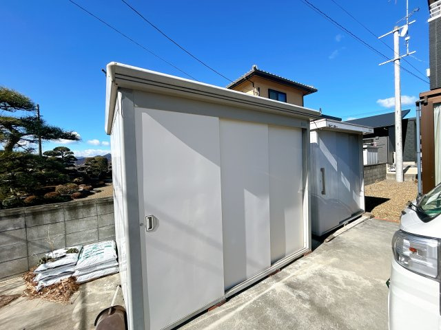 双葉郡楢葉町井出 中古住宅　陽当たり良好! 4LDK　不動産プラスの設備|倉庫・物置の写真です。大きな倉庫・物置が2つありますのでお外回りの収納には困りません。お車のタイヤを入れるのに重宝しそうです。