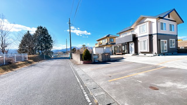 双葉郡楢葉町井出 中古住宅　陽当たり良好! 4LDK　不動産プラスの前面道路含む現地写真|前面道路の写真です。南面で幅員が6ｍあり、お車のすれ違いもらくちんです。拾い駐車スペースと広い全面道路で運転が苦手な方でも簡単に駐車できそうです。